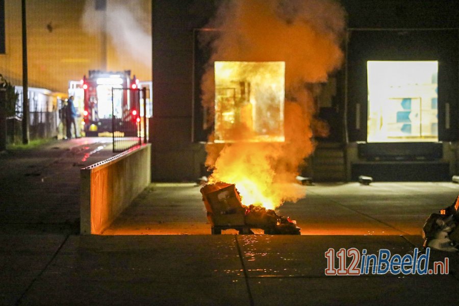 Stapel dozen in brand bij fietsenfabrikant Sparta in #Apeldoorn. 112 in Beeld.