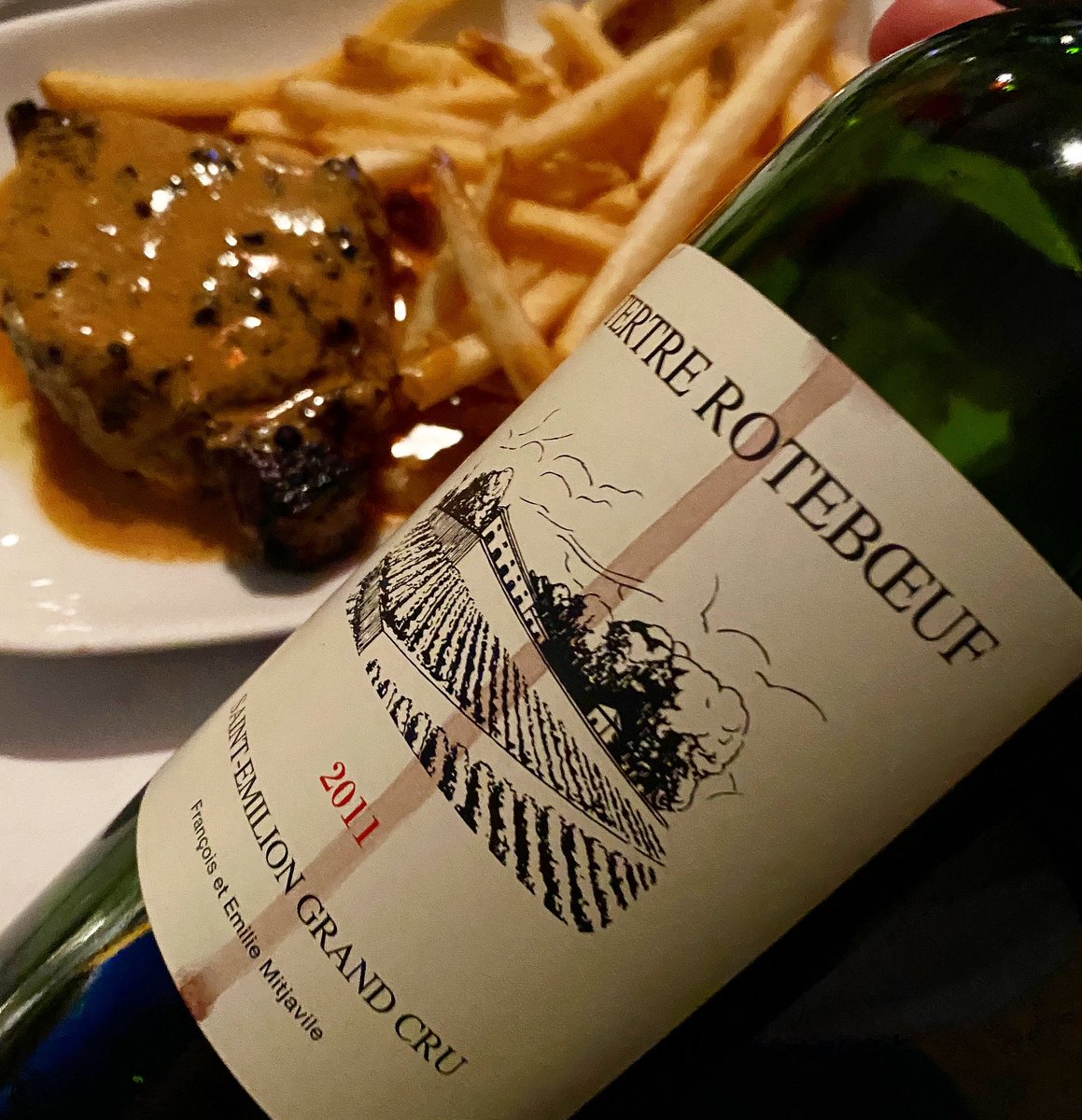 MarkOldman's tweet photo. Neither cold nor curfew prevents us from supporting restaurants 🍴. Back at #Raouls✨, outside, for its steak au poive w heaps of frites. Furthering the boeufy 🐂 theme with medium-to-full-bodied, blackberry-licorice-coffee, satiny Ch Tertre Roteboeuf 2011 #wine #resto https://t.co/MyphY6sSuy
