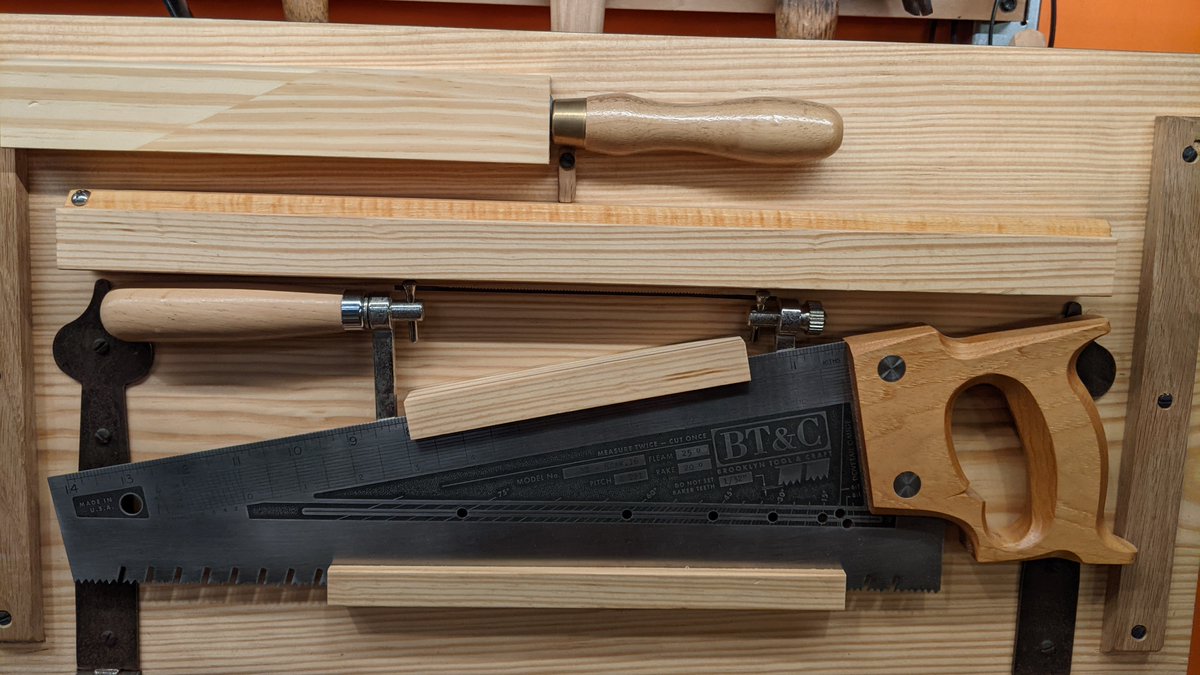 Moving back a bit we see the head to the only tool that is stored in a disassembled state (as opposed to just having accessories stored separately). This is the Lie-Nielsen panel gauge. Its a great tool, if a bit bulky for a situation as space constrained as this one.