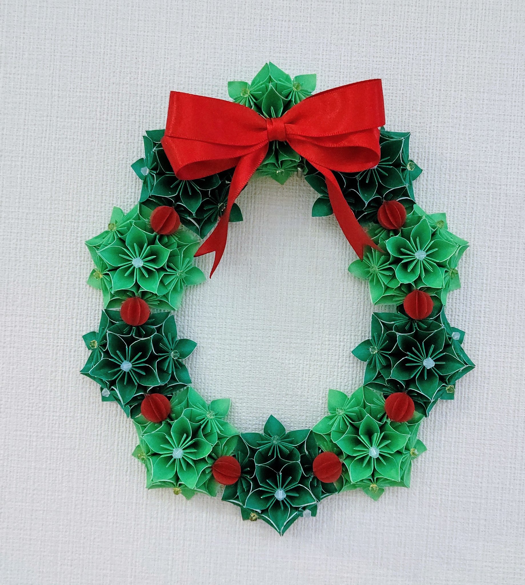 アヤス クリスマスリース 折り紙３００枚で作りました 結構時間がかかったけど好評で良かったです クリスマス リース 折り紙 ハンドメイド T Co 8q1l4jsa8g Twitter