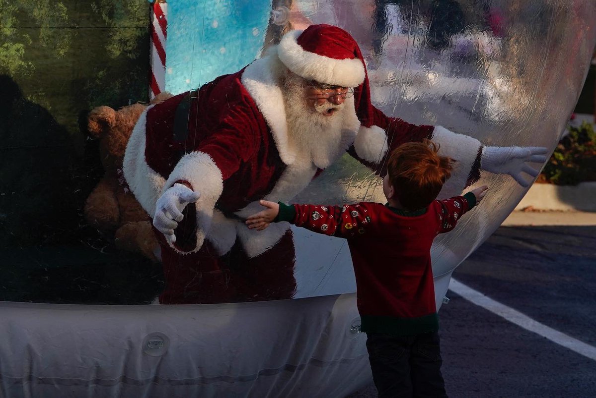NickOxfordPhoto's tweet photo. Santa came to Downtown Oklahoma City this afternoon in a giant bubble so that kids could safely tell him what they want for Christmas this year.
Taken for @bloombergimages #okc #santa https://t.co/aPu65G3ORz