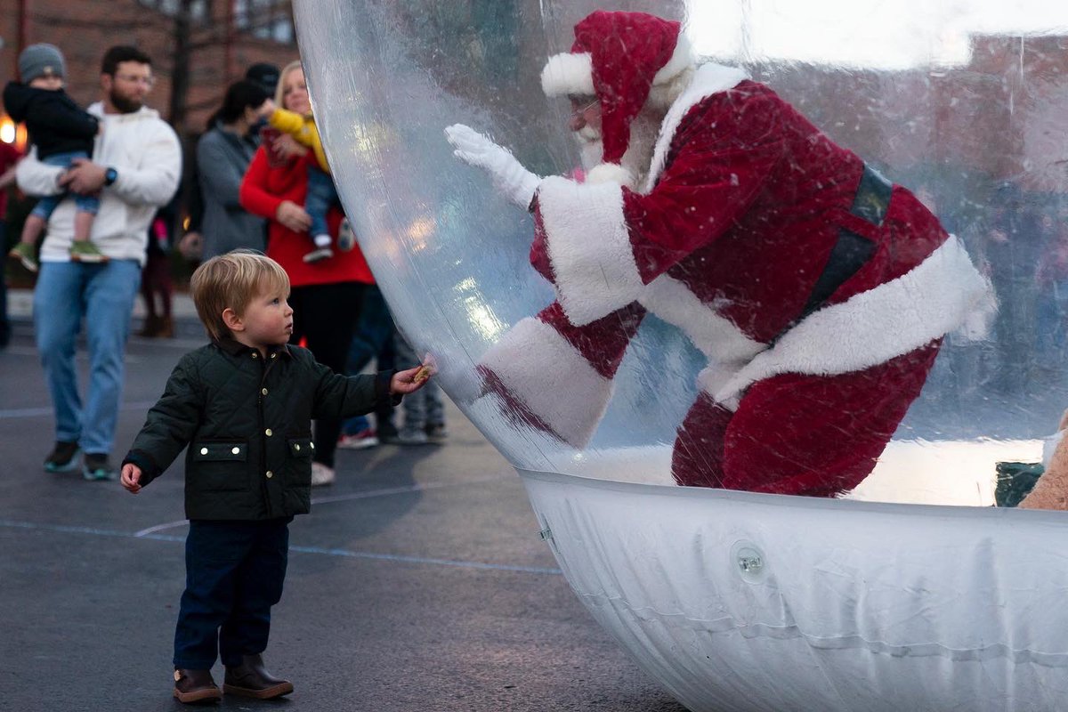 NickOxfordPhoto's tweet photo. Santa came to Downtown Oklahoma City this afternoon in a giant bubble so that kids could safely tell him what they want for Christmas this year.
Taken for @bloombergimages #okc #santa https://t.co/aPu65G3ORz