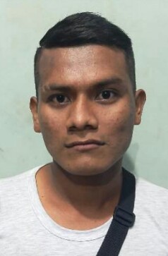 desaparecidaorg's tweet photo. PRÓFUGO!!!, URGENTE!!, Víctor Hugo Serrano, alias "Brasil", por el femicidio de María Liz Elizabeth Flores. Ella tenía 15 años, la mató!! y tiró su cuerpo en un canal en Salta. Compartan su cara!!, que este femicida no tenga lugar donde esconderse!. ☎ 911 https://t.co/FL9bGOMmnc