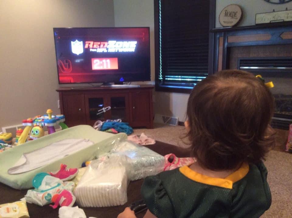 moede000's tweet image. Some people use different backgrounds to measure their child’s growth each year....this football family uses the first #NFLRedZone Sunday in September for ours! @ScottHanson #NFLRedZone200