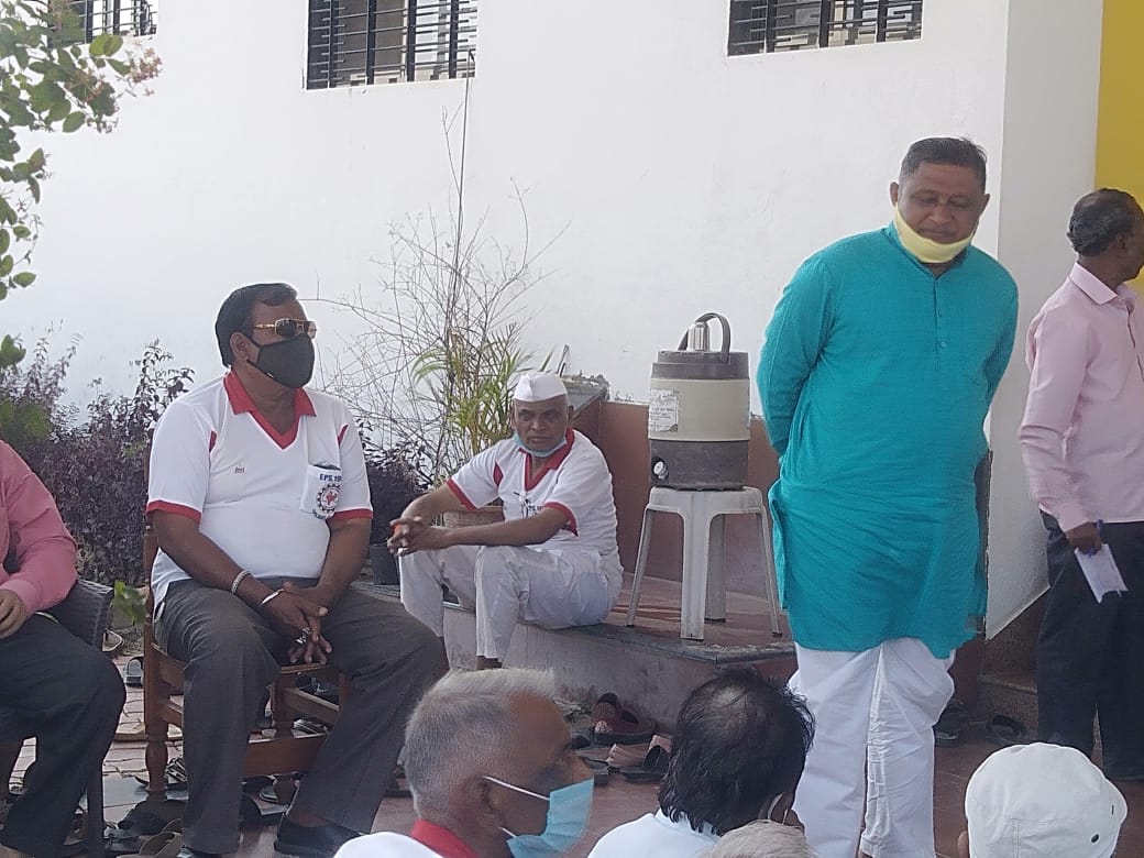 NationalAgitat2's tweet photo. An important meeting of EPS95 pension holders was held today on Dtd.05 December 2020 at Buldana (Maharashtra) at the residence of Commander Ashok ji  Raut.
All the leaders of the district including https://t.co/6cZrNoWjbh  Deshpande,Chief Coordinator also in the meeting.#media https://t.co/1tcpZ461vh