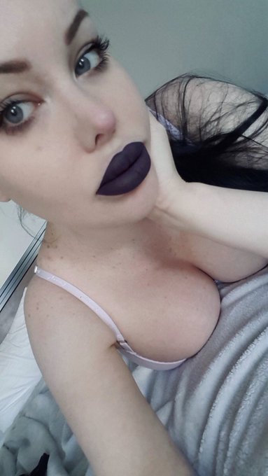 The most perfect I have ever done my lipstick 🖤 https://t.co/ElQTcBJRkC