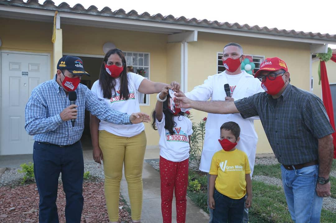 Hoy #5Dic, a horas de abrir los Centros Electorales para una jornada histórica, entregamos, gracias al trabajo de la Clase Obrera y la GMVV, el hito de la vivienda digna 3 millones 300 mil, un logro más que nos permite decir: ¡Estamos Cumpliendo por Venezuela!

Un Hito de amor