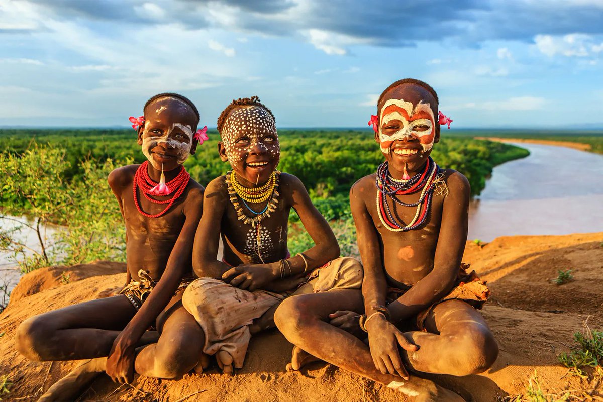 Nelson Mandela once declared that Ethiopia held a special place in his imagination.Indeed, the land of coffee, ancient architecture and a resilient people does carry a certain mystique… and a very long, torturous history.1/--Long Thread--[Pic: Children of the Omo Valley]