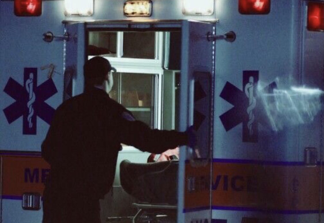 becktpwk's tweet image. •Call him - ¡au juke!

Julie sempre foi apaixonada por seu vizinho mas nunca tomou nenhuma iniciativa pois ele nunca ligou para sua existência. Até que a jovem sofre um acidente de carro e Luke recebe a ligação dos policiais por estar na lista de “Contatos de emergência” dela.