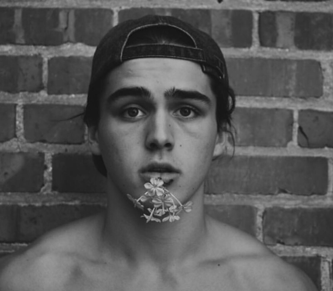 becktpwk's tweet image. •Call him - ¡au juke!

Julie sempre foi apaixonada por seu vizinho mas nunca tomou nenhuma iniciativa pois ele nunca ligou para sua existência. Até que a jovem sofre um acidente de carro e Luke recebe a ligação dos policiais por estar na lista de “Contatos de emergência” dela.