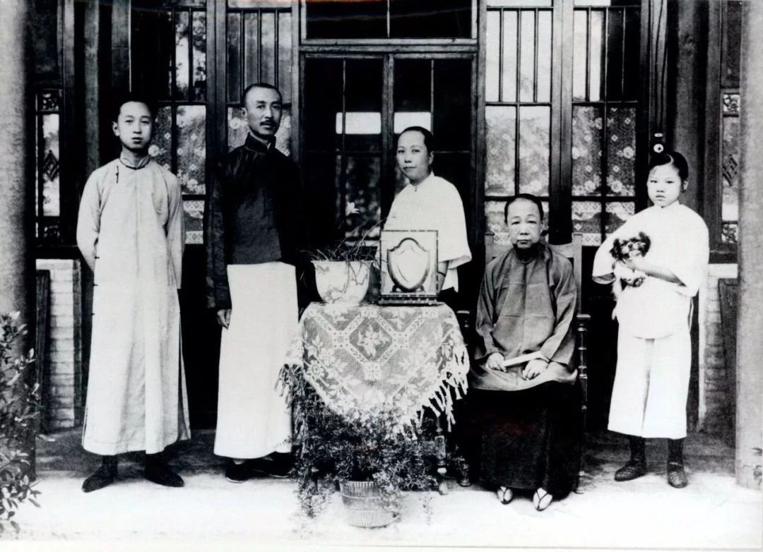 Qian Xuesen (below left) born in old Chinese gentry in Hangzhou which reputedly descend frm royal Qian Clan of 10th cen Wuyue Kingdom. Family fortune in decline near end of Qing dynasty. Mom came frm a rich merchant family. His maternal Grandpa sponsored his Dad to study in Japan