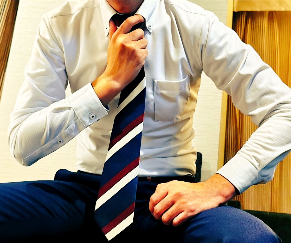 Keta ネクタイを緩める 仕草って オンからオフに切り替わる感じがして とても好き なんなら スーツリーマンのネクタイを 片っぱしから緩めていきたい そして 緩めた後は 笑 三点リーダー T Co On8hw4f6w7 Twitter