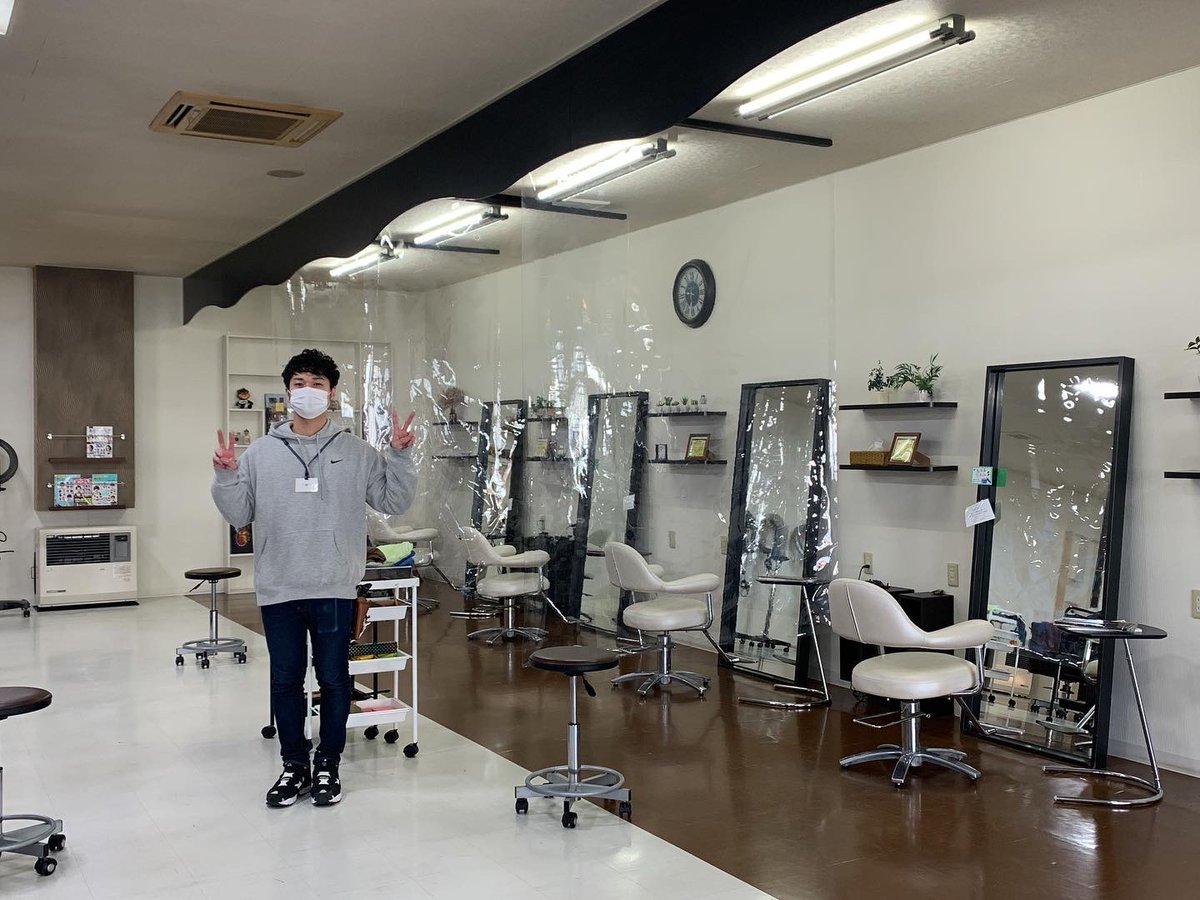 ESTMODE's tweet photo. 当店では感染予防対策の取り組みの一つとして、お客様の席と席との間にビニールのシールドを設置しました。少しでも安心して綺麗になっていただけるよう、今後もしっかり取り組んでまいりますので、ご理解・ご協力お願いいたします。 https://t.co/hzuNd0s7Pi