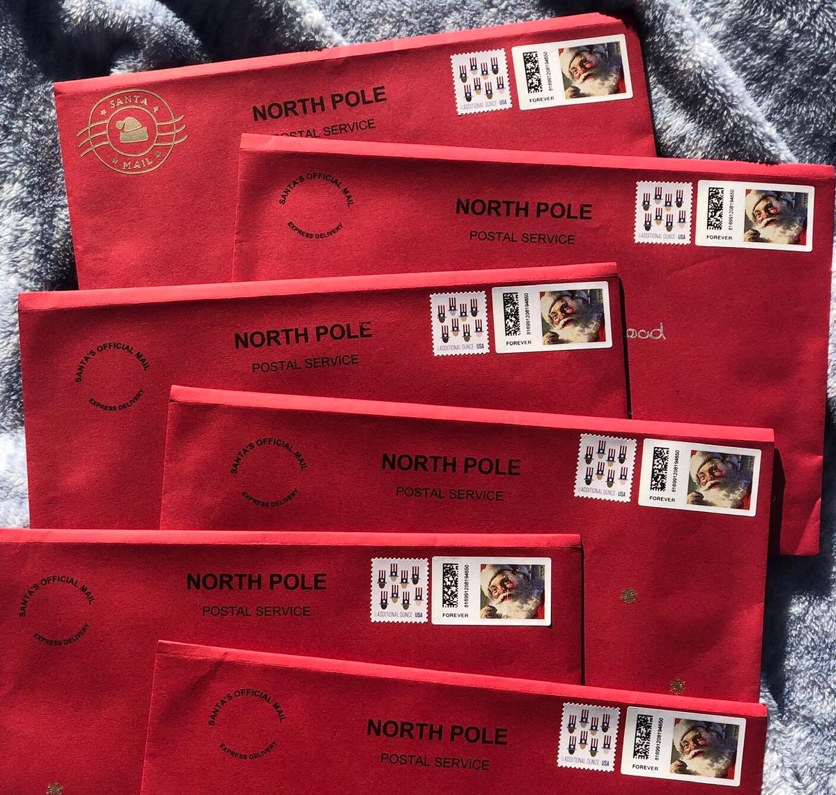 SantasGreeting's tweet photo. Our signed photo of Santa is handwritten with metallic marker &amp; placed in a premium cardboard frame inside a red envelope with stars, snowflakes, &amp; reindeer to make it extra special.  Free shipping to US &amp; UK.Order yours today.
https://t.co/4OzZWLYEIe
https://t.co/rHcwMJeOY0 https://t.co/kDNfEwjlVK