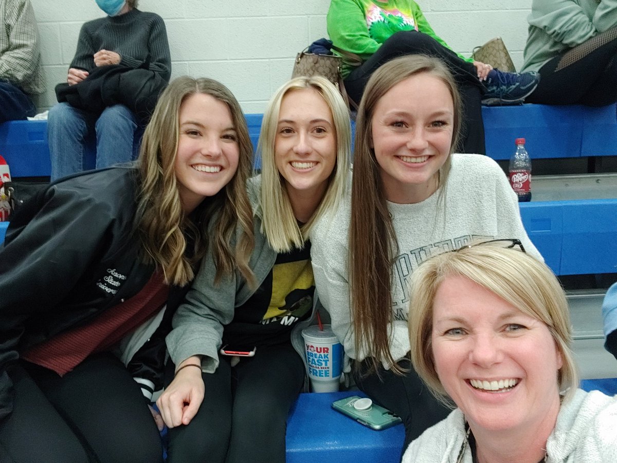 AlisonB2015's tweet photo. I always enjoy running into former Teacher Academy students! Love and miss you all! ❤ @_aubrecorn @kaseythacker10_ @Jordannnn16 @cassie_mac11 @tori_overby https://t.co/1PNzk20Jer