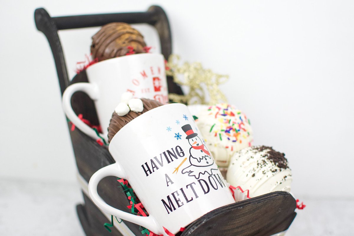 Instead of gifts, Santa is sledding around desserts🎅🏽😂!  A perfect gift for a loved one or yourself for this holiday season! Salted caramel brownies, hot chocolate bombs and crumb cake/banana bread, what’s not to like🤤!