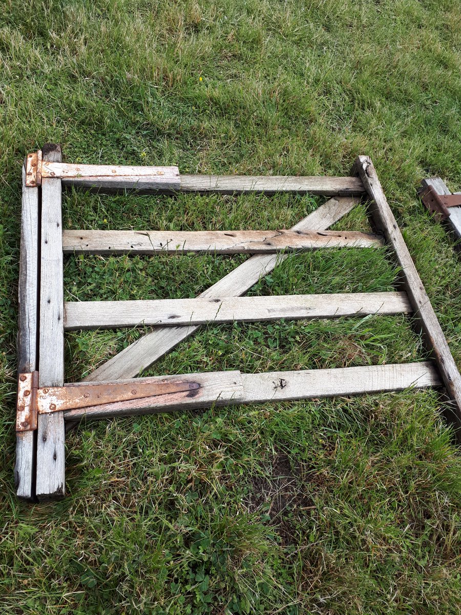 If you stooge about enough at these sales you hear others talking about their ideas for things many here would biff on the fire pile.Like two old gates plotting to go together as a bedhead for a rustic theme airbnb in Port Fairy.I agree that this would look spectacular.