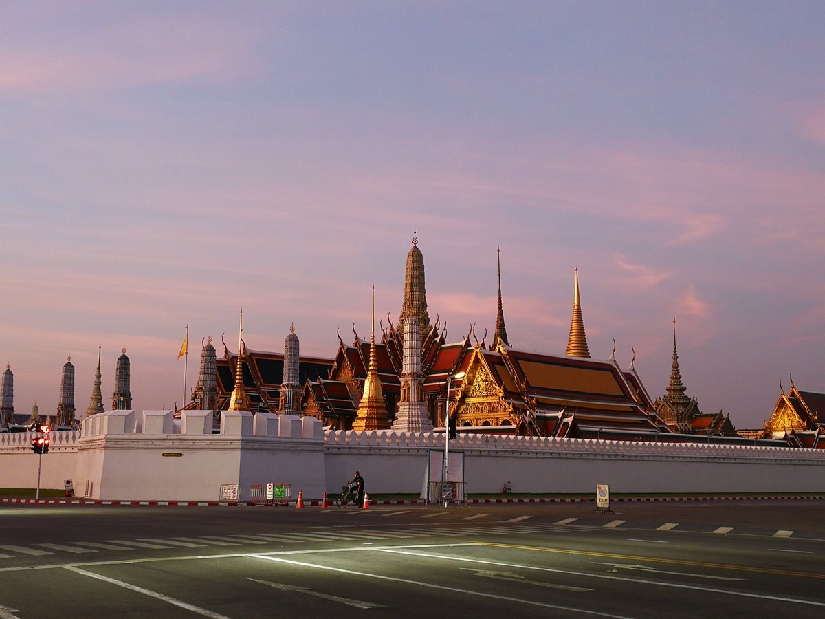 political_drama's tweet photo. ฟ้ายามเช้าวันอาทิตย์ที่สนามหลวง #อนุชนคนรักชาติศาสน์กษัตริย์ #พระราชาในหัวใจ #แผ่นดินไทยต้องมีในหลวง https://t.co/O0eP5mZpp5