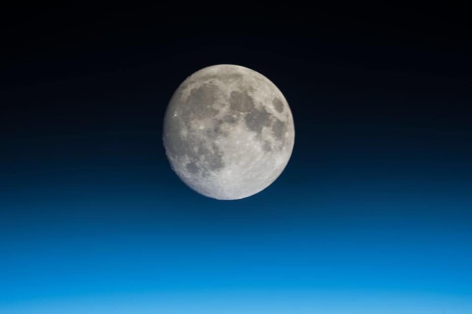 CerebrosG's tweet photo. La Luna vista desde 250 millas sobre la Tierra. https://t.co/cwM5zZKp43