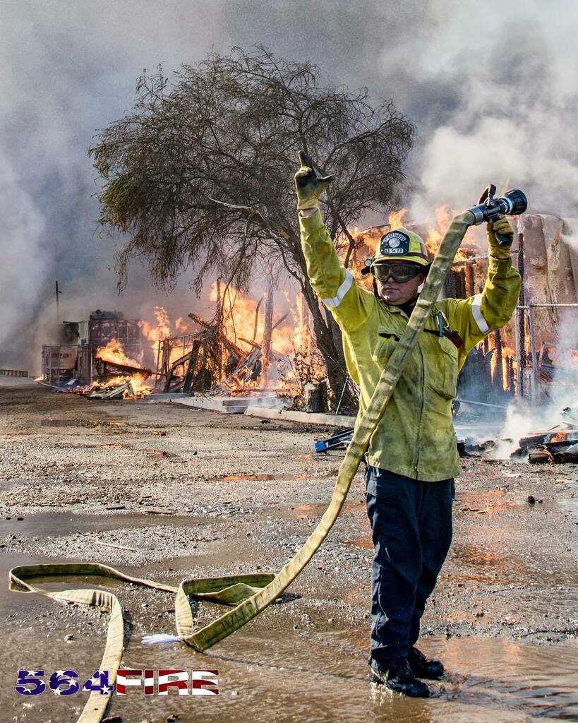 564FIREPhoto's tweet photo. @sanbernardinocountyfire FF Vidana calling for water on the #HollyFire or #WilsonFire https://t.co/tJNMcRJYhA https://t.co/pnv6qBogvJ