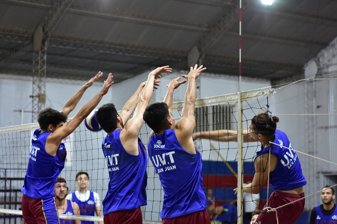 Nos seguimos preparando. Nos seguimos entrenando.💪🏐
 
Entramos en la cuenta regresiva para disputar la #CopaRUSArgentina desde el próximo 10 al 17 de diciembre en la ciudad de Mar del Plata.

¡Acompañanos en este sueño!
@voleyaclav
@tycsports