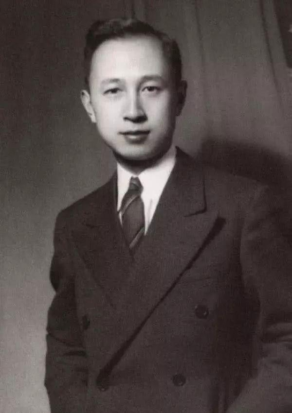 Aft Qian Xuesen completed his master degree in MIT, he sought out 1 of the most influential aeronautical engineers Theodore von Kármán who took him on as grad student in PhD program at Caltech in 1936.