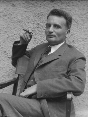 Aft Qian Xuesen completed his master degree in MIT, he sought out 1 of the most influential aeronautical engineers Theodore von Kármán who took him on as grad student in PhD program at Caltech in 1936.