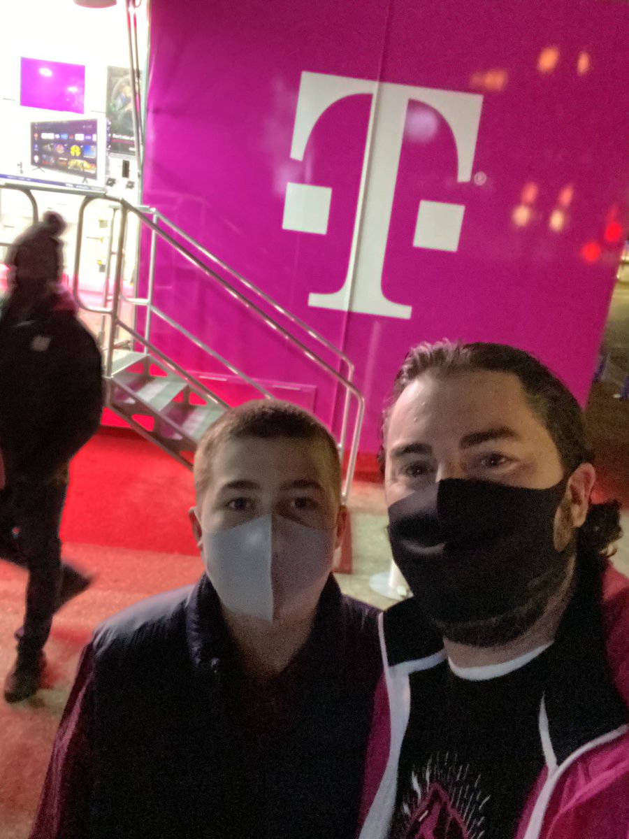 Couldn’t be in Detroit and not stop and see the @TMobileTruckDET crew at the <a href="/detroitzoo/">Detroit Zoo</a>!