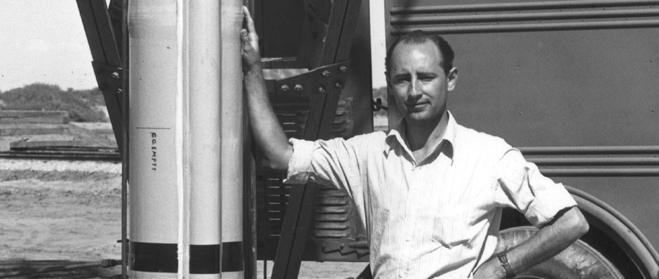 While at Caltech, Qian Xuesen hit it off with von Karman's other student Frank Malina who pioneered rocket research at Caltech. Together w Jack Parsons, they co-founded The Jet Propulsion Laboratory (JPL). Both Qian and Malina are antifacists and attended Communist Party meeting