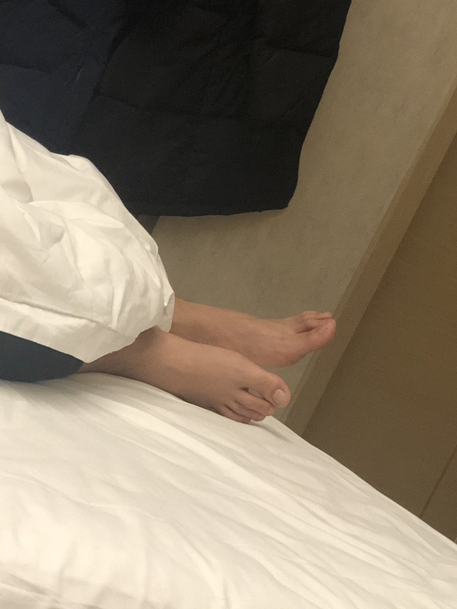 这次出差如愿以偿的和一个超级高的直男同事住在一间，打篮球的脚真不小。半夜坚持的很久听到了均匀的呼吸声，然后蹑手蹑脚的跑道床尾开始品尝。虽然穿了一天靴子，但不臭，略咸，hh