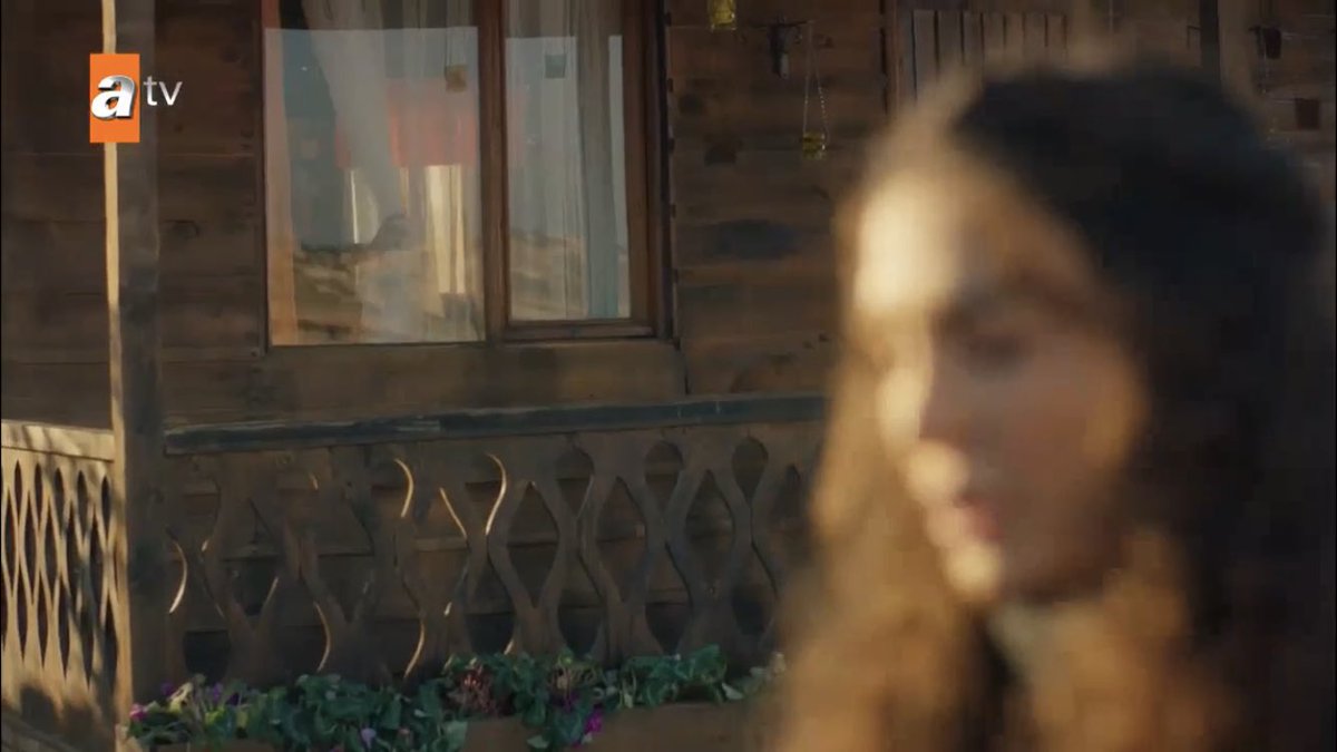 of course reyyan’s just learned that her father’s been near her this whole time and we got to hear none of it idk what i was expecting judging by the way the writers handled this whole storyline  #Hercai