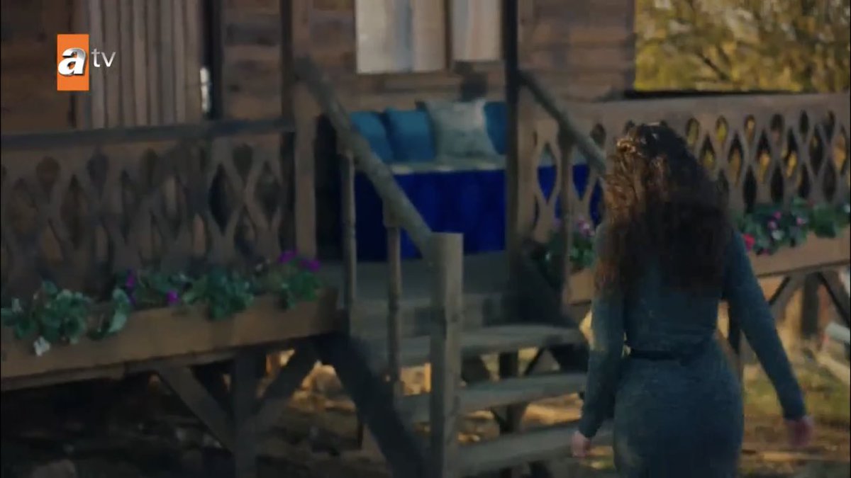 of course reyyan’s just learned that her father’s been near her this whole time and we got to hear none of it idk what i was expecting judging by the way the writers handled this whole storyline  #Hercai