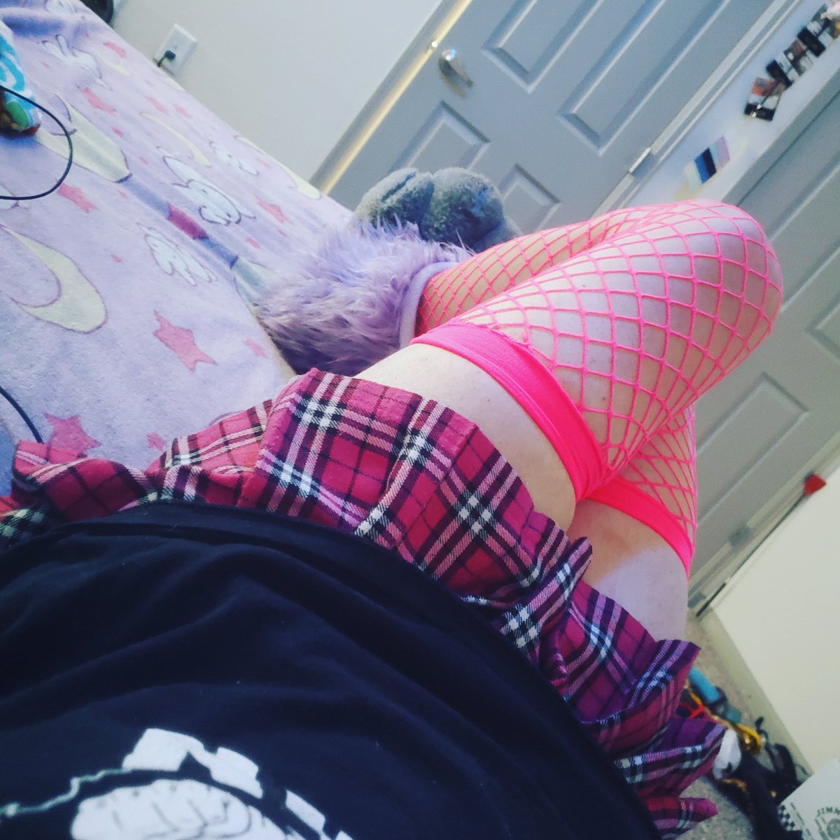 🖤🌸 Don't be shy, get out there! 🌸🖤

#furry #Femboy
#cute #fishnet #thighhighs