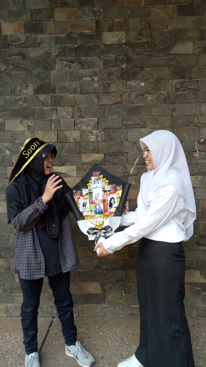 nis_sud's tweet photo. Ra, lu kan janji mau datang ke sidang thesis gue. Kita juga ada janji mau MVP bareng. Tapi... 😭😭
Ra, siapa lg nanti yg bakal gue rusuhin tiap mau otw theater? Siapa lg nanti yg bakal nemenin gue ngerjain project sampe subuh? 😭😭 @daramildaa https://t.co/LMi9RFXYOo