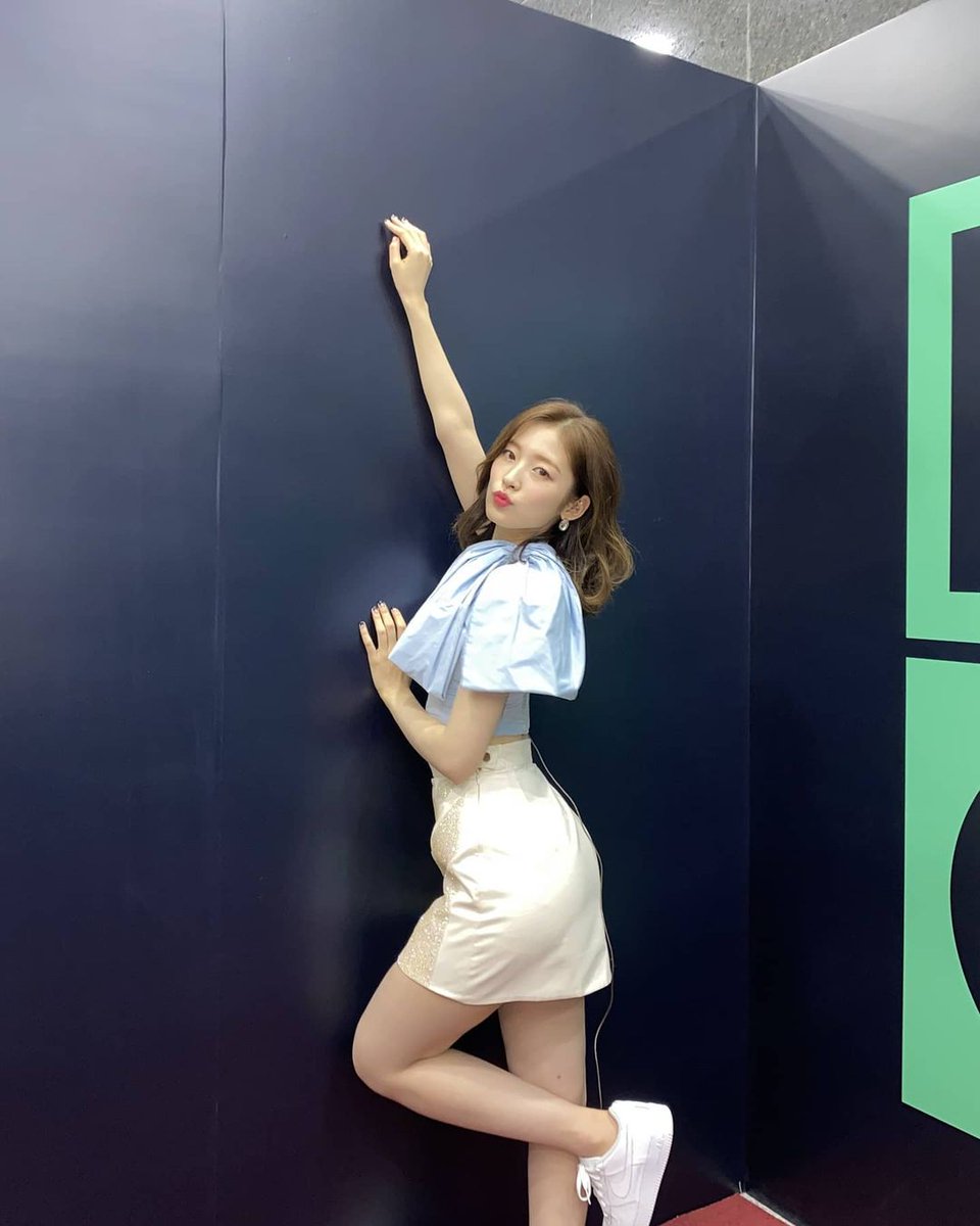 ___choiarin's tweet photo. A dreamy looking queen-sized ribbon (playing with my own caption.. yes!) as yesterday attire's highlight feature! Looks like you have got yourself a present waiting at your front door? Pick me, pick me up. 💙 https://t.co/kyGzwuN3us