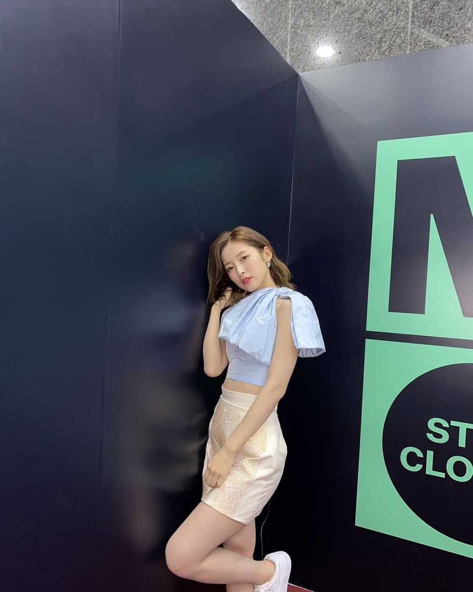 ___choiarin's tweet photo. A dreamy looking queen-sized ribbon (playing with my own caption.. yes!) as yesterday attire's highlight feature! Looks like you have got yourself a present waiting at your front door? Pick me, pick me up. 💙 https://t.co/kyGzwuN3us