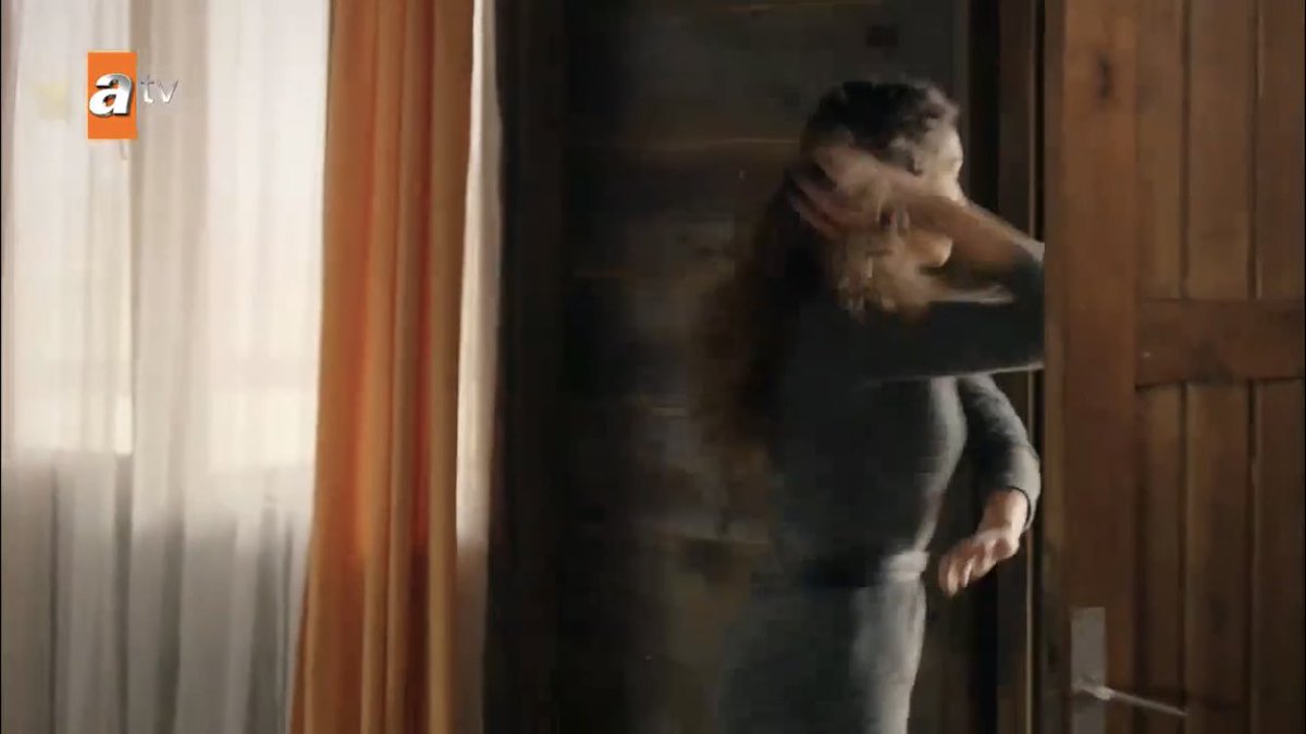 she doesn’t even wanna see what’s inside   #Hercai  #ReyMir