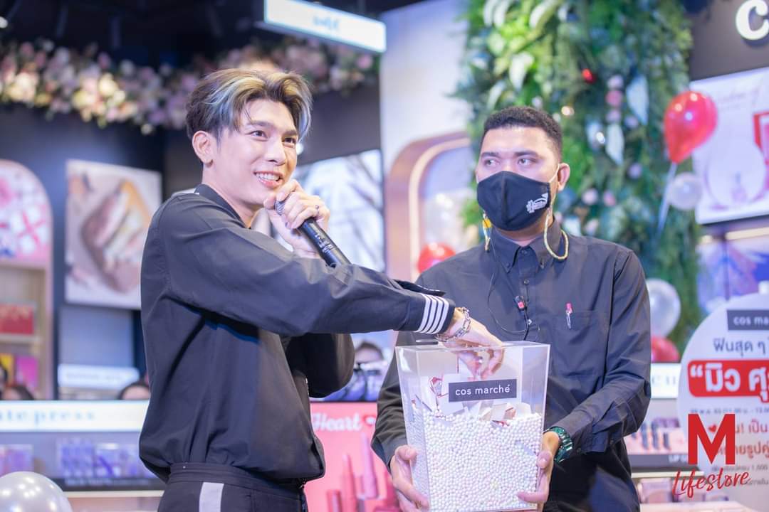 TheMallThailand's tweet photo. แอดเอาภาพพี่ #MewSuppasit 🦁ในงาน #มิวมาคอสมาเช่ มาฝากค่ะ

#Mewlions มาเลือกช็อปได้เเล้ว ที่เดอะมอลล์ไลฟ์สโตร์ งามวงศ์วาน ชั้น 2 บริเวณทางออกที่จอดรถนะคะ

#TheMallThailand 
#TheMallLifestoreNgamwongwan 
#TheMallLifeStore 
#LiveNewLife https://t.co/kgGfd8Domm