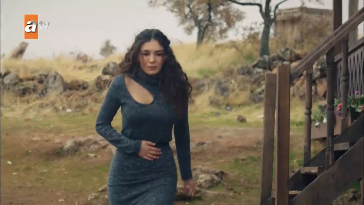 get angry, shout, swear... but with a coat on so you and our baby don’t get sick aksjsjjsjsj  #Hercai  #ReyMir