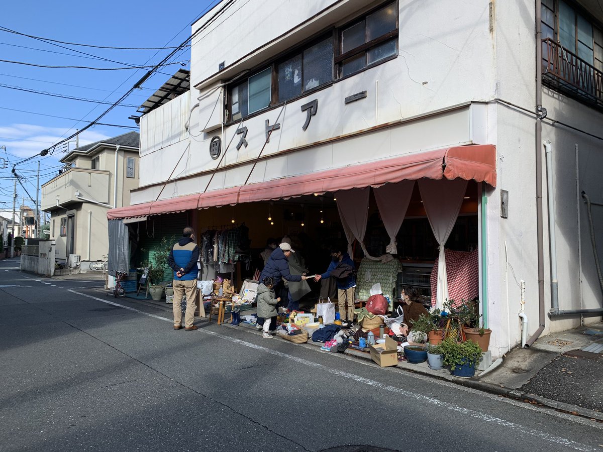 ytakechi6's tweet photo. 近所のスーパーやっているフリーマーケットに来ました。#marutastore https://t.co/5AyzIf2Utl
