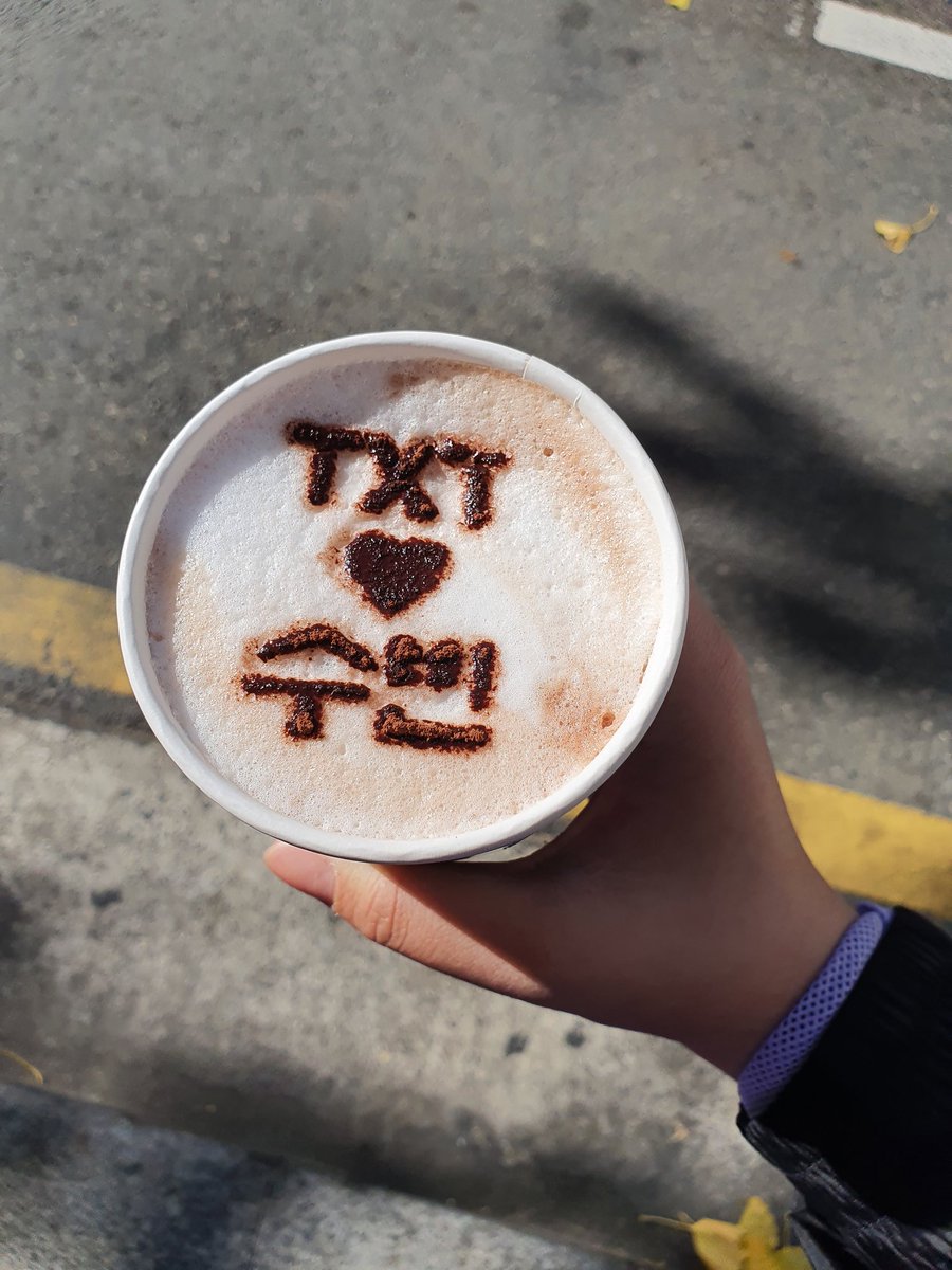 txtloveya_0304's tweet photo. #어느날_우리곁에_온_천사_수빈이
어제 코드지갔다왔는데 카페가 너무이뻤어요ㅠ음료에 txt♡수빈 적혀있는거보고 진짜..한10분정도 거짓말안하고 아까워서 못먹었어요ㅠ
이쁜카페감사합니다ㅠ늦게가서못받을줄알았던 선착특전도얻었어요♥ https://t.co/ff6fKcoDji