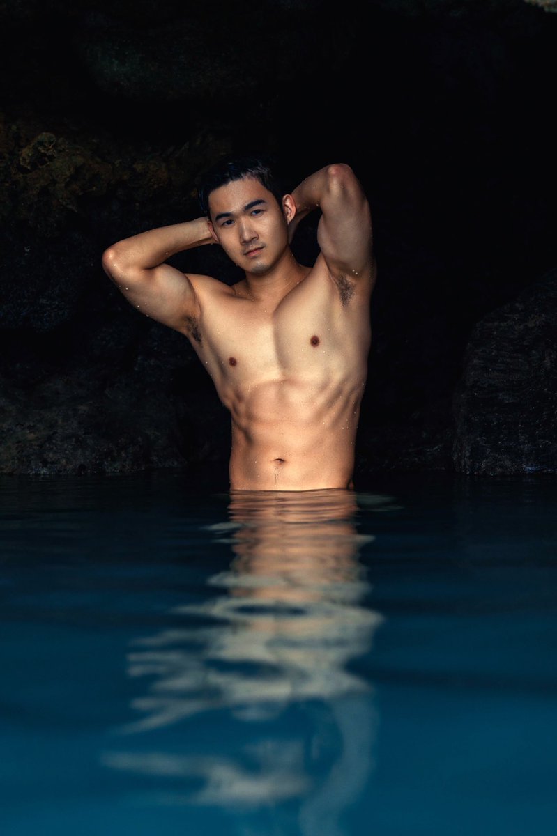 瑕不掩瑜，瑜不掩瑕，忠也。

東哥吃飯的時候說我家寶貝長了一顆小痘痘；問題是我根本沒看到。
說我一整天都沒關心。

一個人在你心裡只有100分，痘痘扣一分可能還有感覺，變99分。

一個人在你心底10萬分，痘痘一分，根本無感，而況寶貝貝這麼完美。

#瑕不掩瑜 

Photographer l <a href="/peng_andward/">男神遊園地 × IG: andward_peng</a>