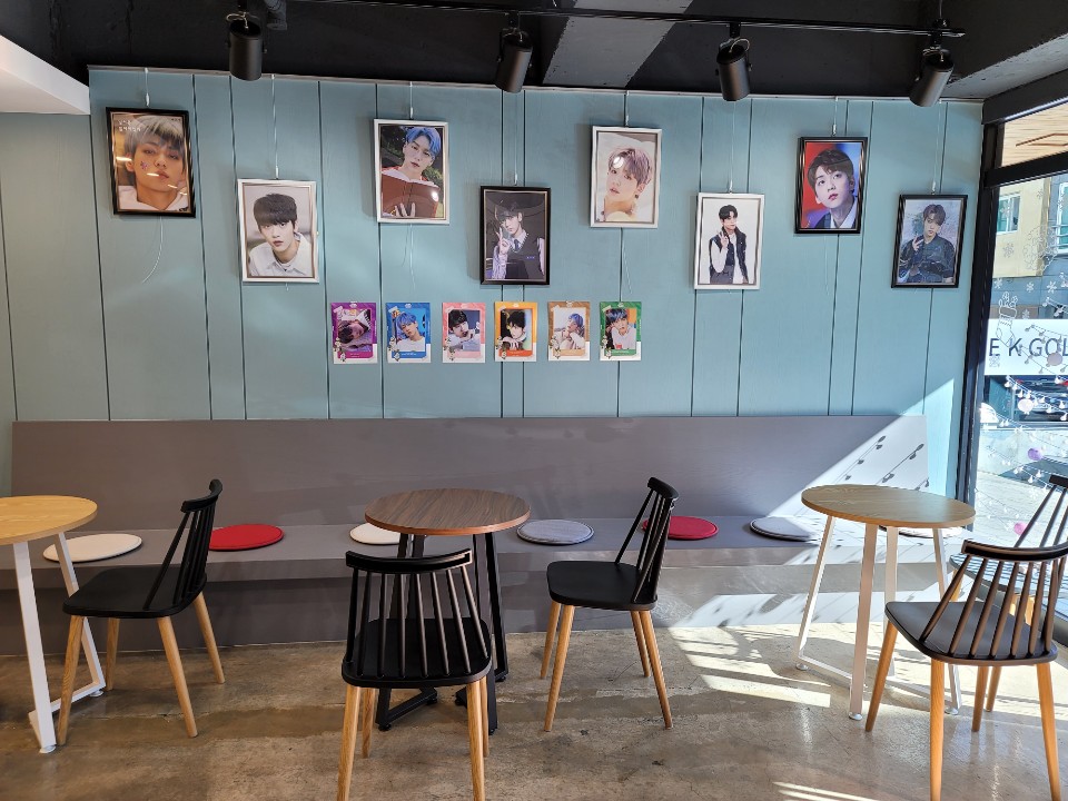 txtloveya_0304's tweet photo. #수빈이와_함께하는_12월의_봄
#모아들은_언제나_수빈이랑_ 
카페가 너무이뻤어요♥받은 굿즈들도 넘넘이쁘고 컵홀더도 귀여웠어요ㅠ이쁜카페 감사합니다👍
특히나 저 시계액자가 너무이쁘네요ㅠ https://t.co/tD5VV4Uk3G