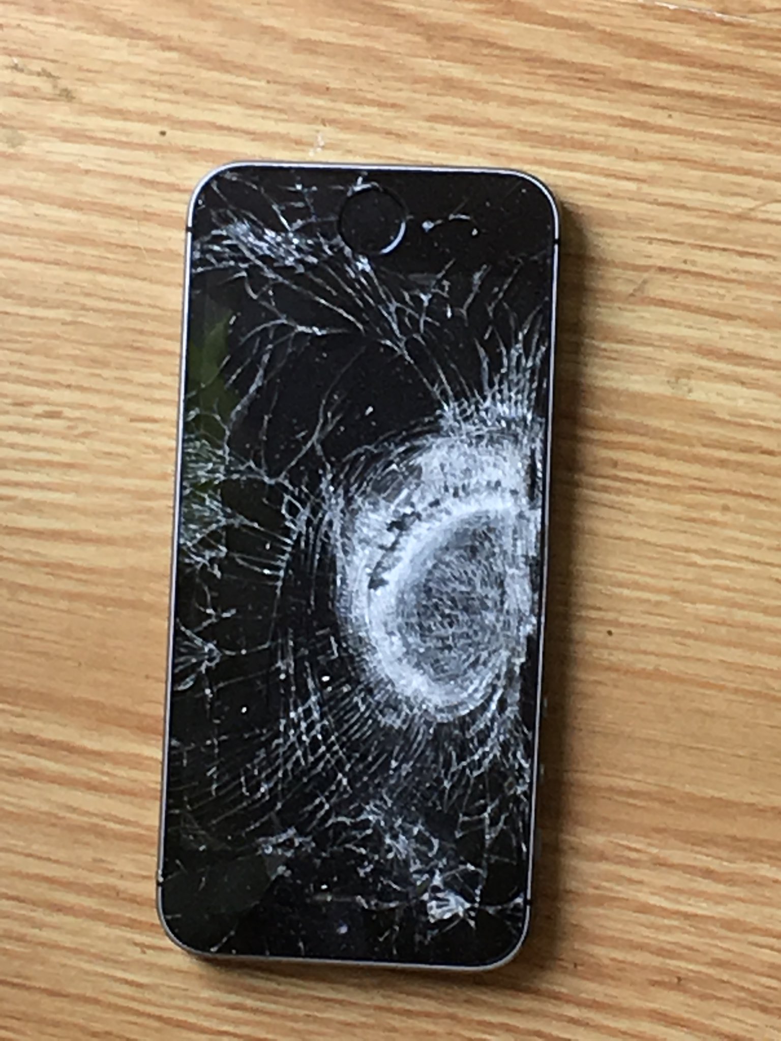 Разбитый iphone 10