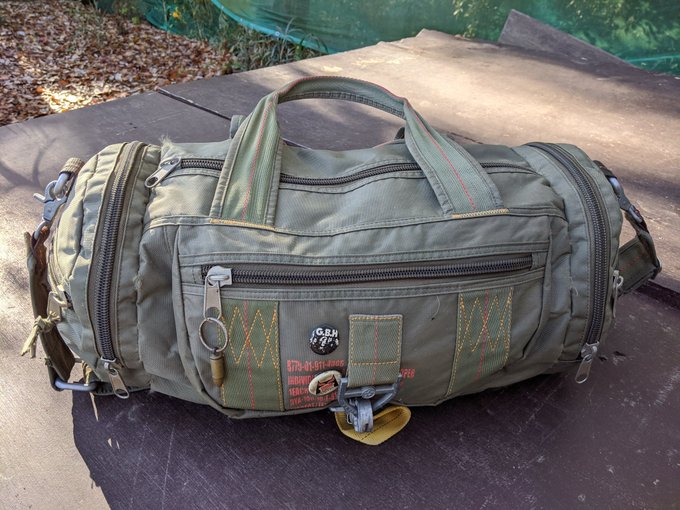 今回デカい長物を持って行く訳ではないのでガンケースじゃなく荷物はこのバックのみ。
…絶対に職質は避けたい中身(オモチャだけど)😅 