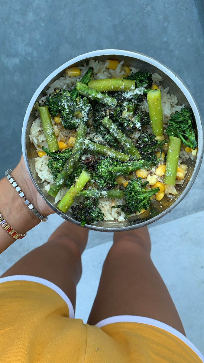 EmilyvStrasser's tweet photo. healthy dinner-greets from the DR 🥦 #eatyourgreens https://t.co/yS6vtD9eC1