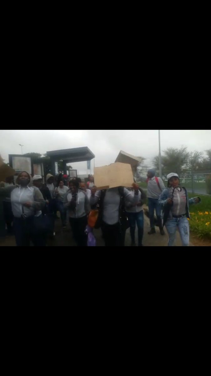 kgakantsho's tweet photo. #KFCstrike #KFC workers from about 15 stores have been gathering at Greenstone KFC and some at Vaal mall kfc. KFC unilaterally took away their benefits like staff meal, provident fund, transport allowance and failed to pay them their full Covid UIF Ters money. etc. @_AfricanSoil https://t.co/2iimBWwbau