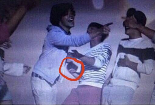Lets look at some of my favorite times Harry & Louis held hands...~A thread~