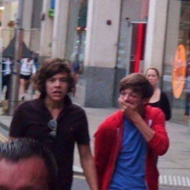 Lets look at some of my favorite times Harry & Louis held hands...~A thread~