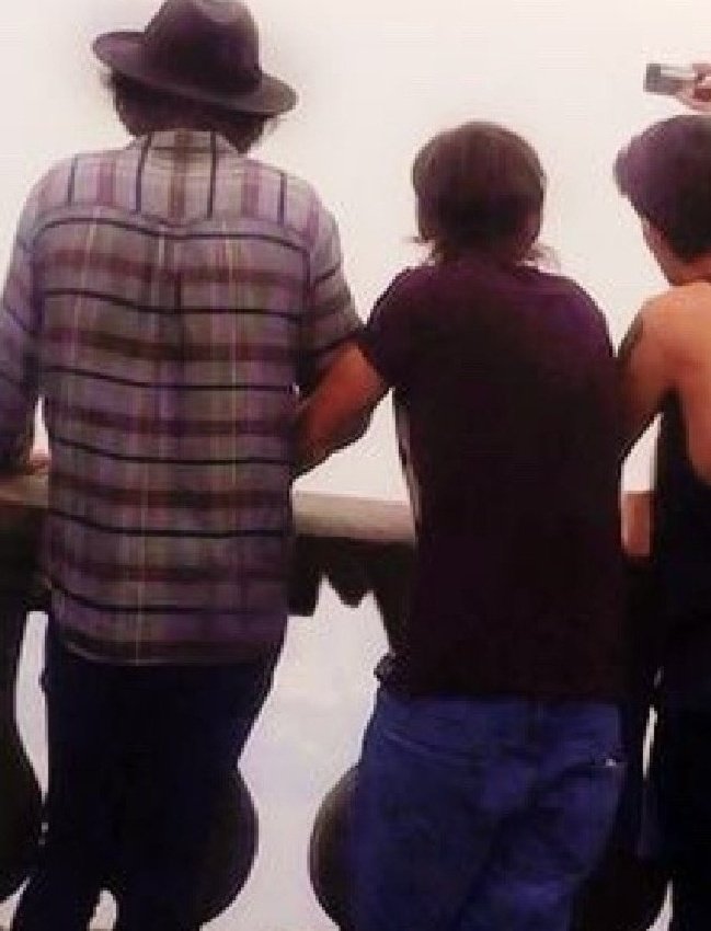 Lets look at some of my favorite times Harry & Louis held hands...~A thread~